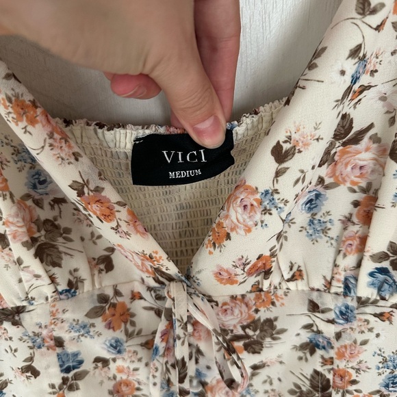 Vici FLORAL BUTTON DOWN TOP- IVORY/OLIVE with pink and blue flowers - Picture 10 of 10